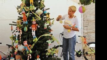 Xuxa monta a árvore de Natal ... - BLAD MENEGHEL