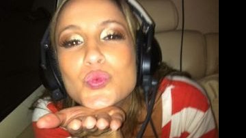 Claudia Leitte beija fãs virtualmente - Reprodução/Twitter
