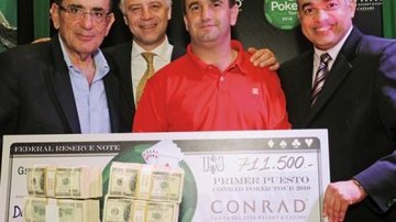 O vencedor do Conrad Poker Tour 2010, Dario Perchik (de vermelho) recebe cheque de Jorge Serna, Carlos Mangold e Miguel Mora, do Conrad Punta del Este Resort & Casino, no Uruguai. - ALCIR SILVA, FELIPE LESSA, FERNANDO GUTIERRES, GUILHERME BURGER, GLORIETE TREVISO, JOHNNY MAZILLI, LU PREZIA, MÁRCIO RODRIGUES, MARINA MIRANDA, NATHALIA ARDUINI, RONALDO FRANCO E ULISSES FONSECA