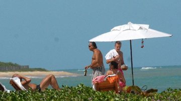 Galvão Bueno e a esposa Desirée Soares curtem a praia na Bahia - AgNews / AgNews