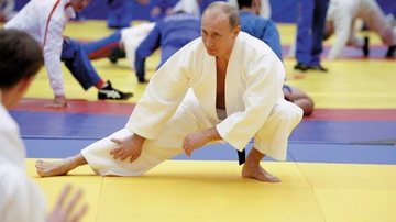 Vladimir Putin demonstra suas habilidades no judô - REUTERS