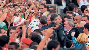 Lula cai nos braços do povo no adeus a Brasília - REUTERS