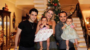 Nathan, Flávia e Luciano com as filhas - Divulgação