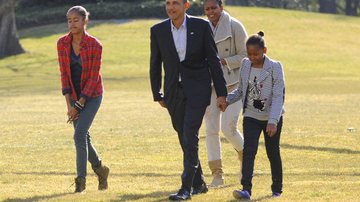 O presidente Barck Obama passeia no jardim da Casa Branca com a esposa Michelle e as filhas Malia e Sasha - Globephotos/CITYFILES