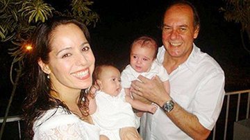 Cláudia Mauro e Paulo César Grande com os filhos, Pedro e Carolina, no colo - Reprodução Facebook
