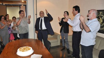 Equipe de 'Passione' organiza festa para Elias Gleizer, que completou 77 anos - TV Globo / Estevam Avellar