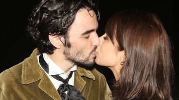 Caio Blat recebe beijo da mulher, Maria Ribeiro, na estreia de sua peça - AgNews