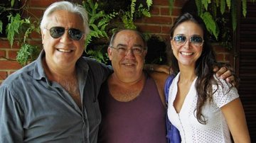 Beto Simões é ladeado pelo casal Antônio Fagundes e Alexandra Martins em seu aniversário, no Guarujá. - ASTRID BAKKE, CLAUDIO IZÍDO, DIDI OLIVEIRA, FERNANDO MUCCI, GREG SALIBIAN, MONICA PEGADO, OVADIA SAADIA, PEDRO ZUCCO NETO, RODRIGO ZORZI, SILVANA SANTANA E VERÔNICA CAMPOS