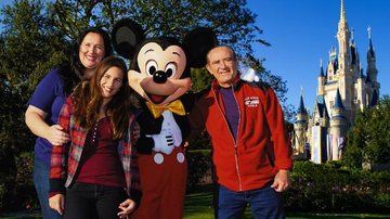No parque Magic Kingdom, em Orlando, a alegria de Lilian, Lívian e Renato no encontro com Mickey Mouse. Ao fundo, o emblemático Castelo de Cinderela. - CÉSAR ALVES E DOMINIQUE LEMIEUX