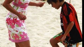 A jornalista se diverte durante jogo de futebol nas areias do Leblon com o único herdeiro. - DANIEL DELMIRO/AG.NEWS