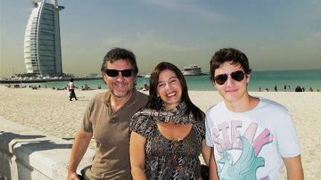 Com o filho, Pedro, e sua Ilse Rodrigues, Antonio Calloni faz pausa perto do Burj Al Arab, único hotel sete estrelas do mundo, em Dubai.