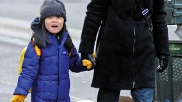 Agasalhadas, a atriz e a herdeira Daisy enfrentam o inverno nova-iorquino no caminho para a escola. - SLPASH NEWS E CITY FILES