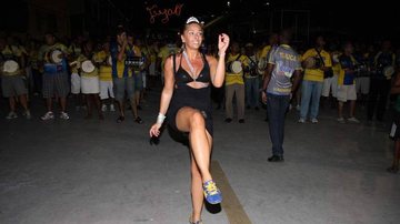 Adriane Galisteu caiu no samba - AgNews