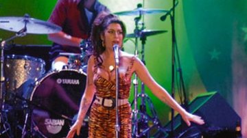 A cantora inglesa de soul, jazz e R&B Amy Winehouse interpreta sucessos como Just Friends na primeira das suas duas apresentações no HSBC Arena, em Jacarepaguá, Rio. - IVAN FARIA