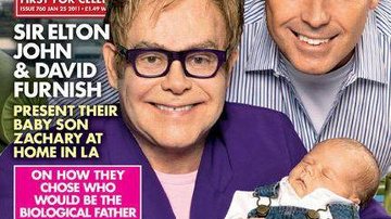 Elton John e David Furnish apresentam o filho, Zachary, para a revista inglesa OK! - Reprodução