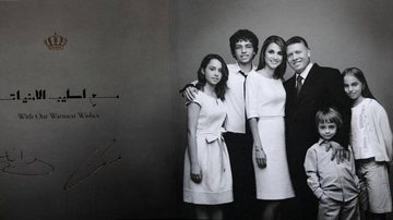 Rainha Rania e Rei Abdullah mostram o cartão de ano novo que fizeram com foto ao lado dos quatro filhos - Cityfiles