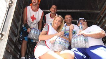 Ana Hickmann fez a entrega das doações de água na manhã deste domingo, 23 - Onofre Veras / AgNews