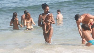 Glória se diverte com a filha na água - J. Humberto / AgNews