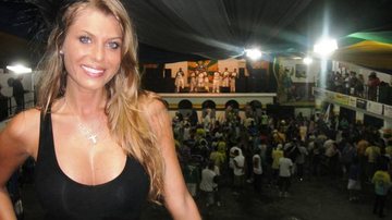 Caroline Bittencourt participa de ensaio da escola de samba Unidos do Peruche - Divulgação