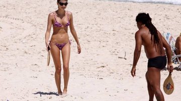 Isabeli Fontana e Falcão se divertem na praia - AgNews
