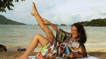 Na Ilha de CARAS, na praia em frente ao Lounge NIVEA, ela relaxa. Solteira há mais de um ano, Adriana afirma que, para ela, no amor beleza não é fundamental. - LEANDRO PIMENTEL; AGRADECIMENTO: VICTOR DZENK, H. STERN, TUFI DUEK E SCHUTZ