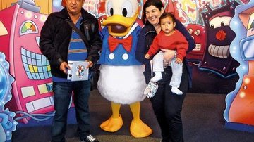 Zeca Pagodinho com a mulher e o neto na Disney