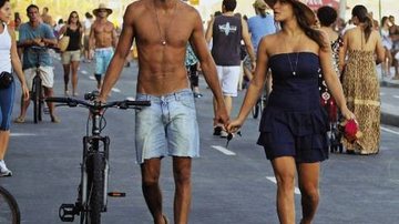 De cordões iguais com alianças, o casal, que vai morar junto, passeia no Rio. - fotos: andré freitas/agnews