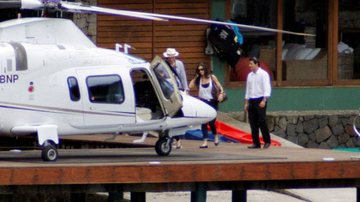 Ashton Kutcher e Demi Moore chegam a Angra dos Reis de helicóptero, que os deixou na casa de Luciano Huck e Angélica - AgNews