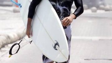 Rodrigo Santoro pratica surfe no Rio de Janeiro - Adilson Lucas/AgNews
