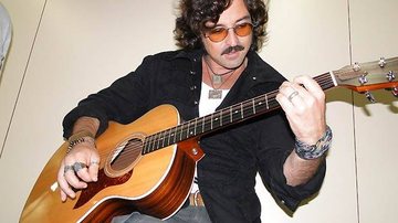 Emílio Orciollo Netto e seu violão nos estúdios do projac - Divulgação TV Globo