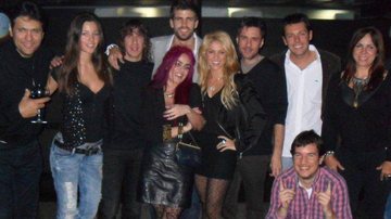 Gerard Piqué com a cantora Shakira e amigos na comemoração do aniversário dele em foto publicada em rede social - Reprodução
