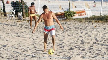 Márcio Garcia mostra talento com a bola em partida de futevôlei na praia - Delson Silva / AgNews