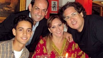 O maquiador Lili Ferraz, com o filho, Lucas, e o cabeleireiro Murilo José de Souza, acompanhado da mulher, Suely, em animado encontro na capital paulista. - CLAUDIO IZIDIO, DUDU PACHECO, OVADIA SAADIA, NEBER LAMARCA E ROGÉRIO ARAÚJO