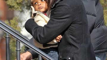 Sandra Bullock protege seu filho, Louis, do frio com um forte abraço - Cityfiles