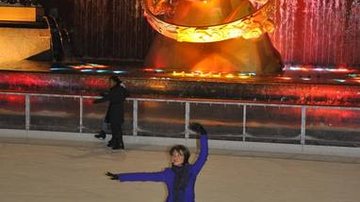 Geovanna Tominaga patinando na pista de gelo Rockefeller Center - Divulgação