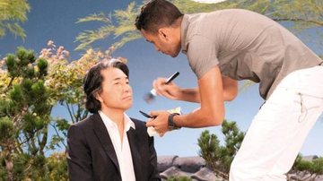 O estilista e designer japonês Kenzo Takada recebe tratamento especial do maquiador Edu Oliveira. - FOTOS: MARCO PINTO / SAVONA E PAULO SANTOS