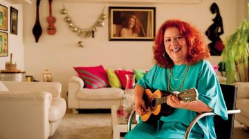 Na sala de seu apartamento, no Rio, a cantora ensaia com o cavaquinho para voltar a cantar profissionalmente no sábado, 19, após cirurgia na coluna. - CADU PILOTO