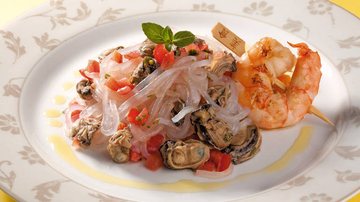 Receita Gourmet: harusame com espetinho de camarão - ANDRÉ CTENAS