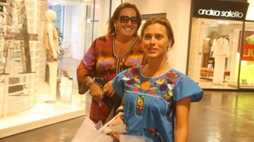 Claudia Jimenez e Carolina Dieckmann em dia de compras - Daniel Delmiro / AgNews