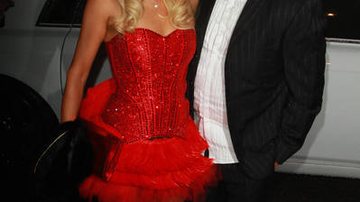 Ao lado do namorado, Cy Waits, Paris Hilton brilhou muito no melhor estilo cabaré - City Files