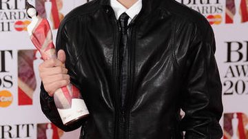 Justin Bieber recebe troféu no Brit Awards - Getty Images