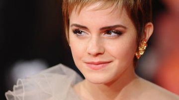 Emma Watson curtindo os fios curtos e escuros com mechas loiras - Getty Images
