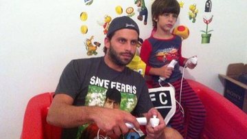 Henri Castelli jogando vídeo game com o filho Lucas - Reprodução / Twitter