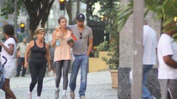 Cauã Reymond e Grazi Massafera caminham pelas ruas do Rio e mostram cumplicidade - AgNews