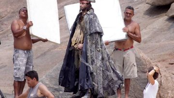 Henri Castelli aparece vestido de pirata sob sol forte da Praia da Macumba, no Rio - AgNews
