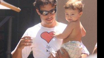 Thiago Rodrigues e o filho Gabriel - AgNews