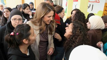 Rainha Rania faz visita surpresa em escola somente de meninas na Jordânia - Getty Images