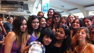 Fiuk é cercado por fãs no aeroporto em São Paulo - Twitter