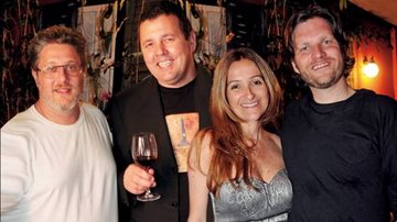 O chef Benny Novak e os sócios Juscelino Pereira e Carlos Bertolazzi, com sua Fabiana Bruno, na festa de dois anos do Zena Cafè, SP. - ANDRÉ VICENTE, FERNANDO DA SILVA NUNES, FERNANDO LUIS CARDOSO, LORENZO FABRI, MÁRCIA STIVAL, OVADIA SAADIA, PAULO ROBERTO FRANCISCO, VERA GATTAZ SALEM E WLADIMIR TOGUMI
