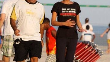 Júlia Almeida no Rio de Janeiro com camiseta divertida - AgNews